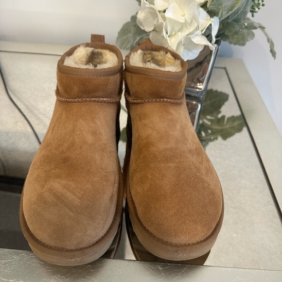 UGGs classic ultra mini - Picture 2 of 4